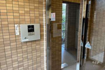 エントランスはオートロック付きです。