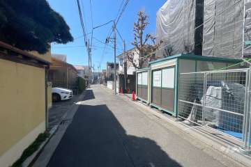 敷地南東側の前面道路（北東側から）