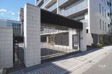 駐車場の出入り口（リングシャッター付き）　