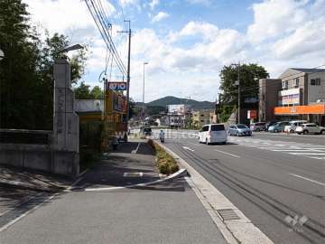 敷地西側の前面道路は、4車線の通り（国道173号線）です。