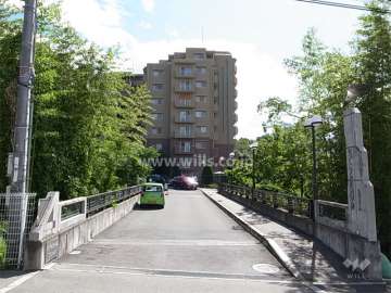 エントランスアプローチ。「塩川」に架かる橋を渡ります。