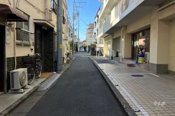 敷地の南東側前面道路（北東側から）