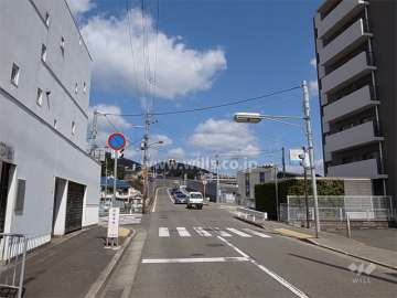 敷地西側は二車線の道路です。