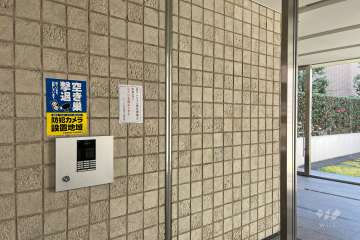 エントランスはオートロック付きです。