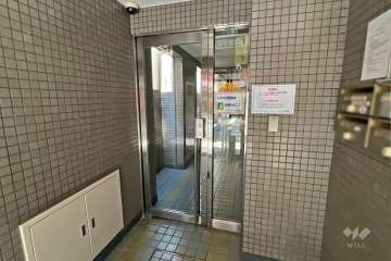 エントランスはオートロック付きです。