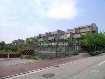 ソルフラッツ猪名川の外観（東側から）。建物はひな壇型の低層3階建てです。