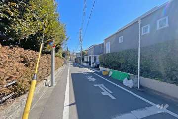敷地の北側前面道路（西側から）