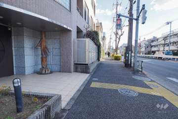 敷地西側の前面道路