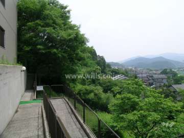 高台にあり、西側は抜けています。