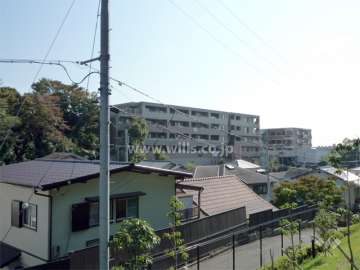 小高い丘の上に立地し、周辺には一戸建てが中心に立ち並んでいます。