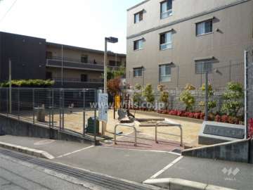 敷地東側に隣接して小さな公園があります。