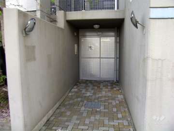 オートロック付きの付いた駐輪場入り口