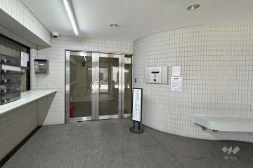 エントランスはオートロック付きです。