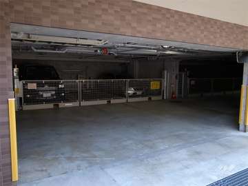 敷地内駐車場（屋内と屋外とがあります。）