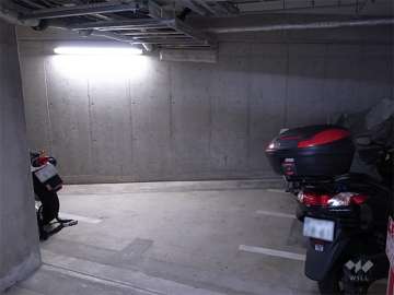 駐車場横にあるバイク置き場