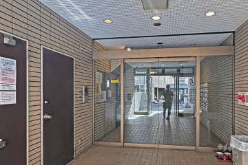 エントランスはオートロック付きです。