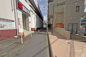 敷地の北側前面道路は「西荻窪」南口に面しています（西側から）。