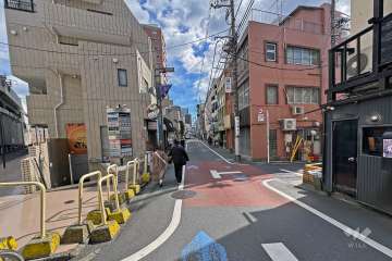 敷地の南西側前面道路は神明通りです（北西側から）。