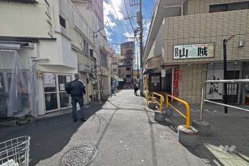 敷地の東側前面道路（北側から）