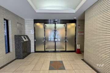 エントランスはオートロック付きです。　