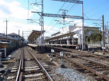 敷地南側は阪急「雲雀丘花屋敷」駅に面しています。