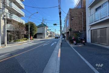 敷地の南側前面道路（西側から）