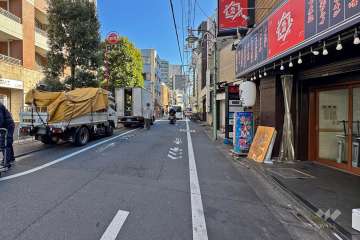 敷地南側の前面道路（西側から）