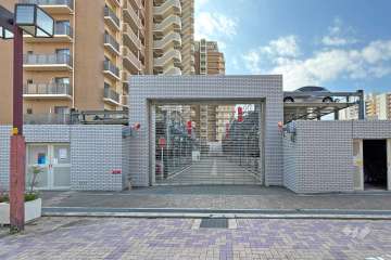 駐車場の出入口（リングシャッター付き）