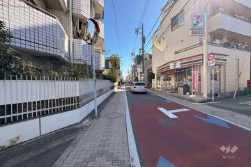 敷地南側の前面道路（西側から）
