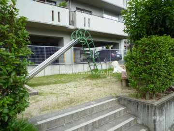 建物西側に小さな公園が隣接しています。
