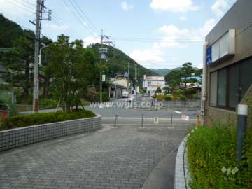 能勢電鉄妙見線「ときわ台」の目の前です。