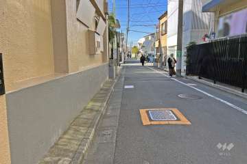 敷地の北東側前面道路（南東側から）