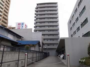 敷地西側の敷地内駐車場（ロボットゲート付き）