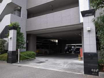 建物1階部分にある敷地内駐車場（ロボットゲート付き）