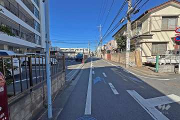 敷地の北側前面道路は神明通りです（東側から）。