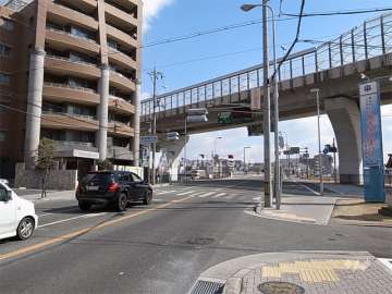 敷地南側は国道176号線に面し、すぐ東側には猪名川、阪神高速があります。