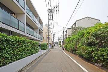 敷地北側の前面道路（東側から）