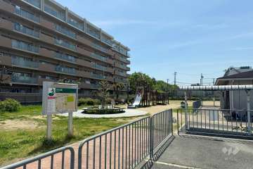 敷地西側に隣接して『久代６丁目公園』があります。