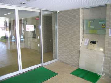 エントランスはオートロック付きです。