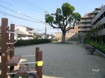 敷地に隣接した公園。遊具が設置され、子供の遊び場にピッタリです。
