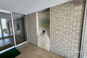 エントランスはオートロック付きです。