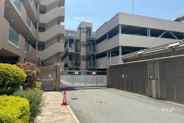 敷地内駐車場（自走式立体）出入口にゲートが設置されています。