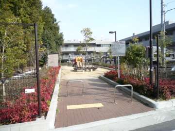 建物の南西側にある公園