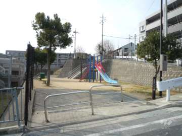 建物の南側にある公園