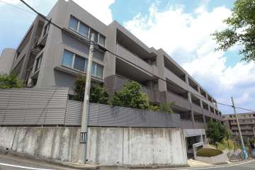 雲雀丘花屋敷アインスの外観（南西側から）