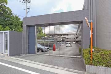 駐車場の出入口（リングシャッター付き）
