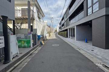 敷地の西側前面道路（南側から）