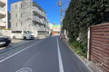 敷地の南側前面道路（西側から）