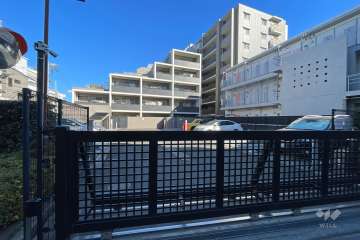 駐車場の出入り口（ゲート付き）
