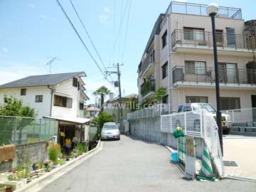 マンションの東側前面道路（北側から）　周辺は一戸建てとマンションが混在する静かな住宅地です。